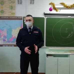 Полицейские Ачинска рассказали выпускникам школ о преимуществах обучения в ведомственных ВУЗах МВД России