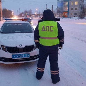 Дорожные полицейские в Ачинске напомнили водителям и пешеходам о правилах дорожного движения