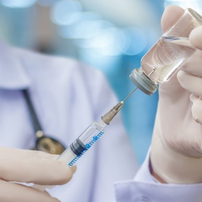 Губернатор призвал красноярцев не откладывать вакцинацию и привиться во время каникул