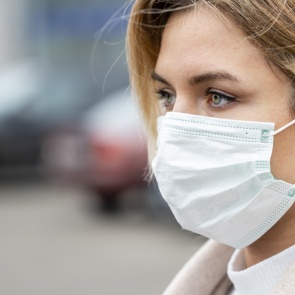 Коронавирус стал легче проникать в организм человека через глаза