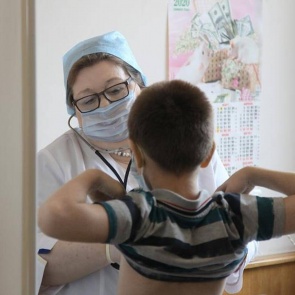 В Роспотребнадзоре предупредили об опасной особенности омикрон-штамма у детей