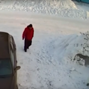 Вниманию граждан! Полиция Ачинска просит помощи в розыске подозреваемого в совершении кражи дорогостоящего телефона