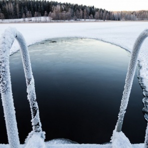 Украинец прыгнул в прорубь ради видео и утонул
