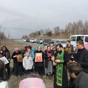 По Ачинску прошел автомобильный крестный ход: участники молились за мир на Украине