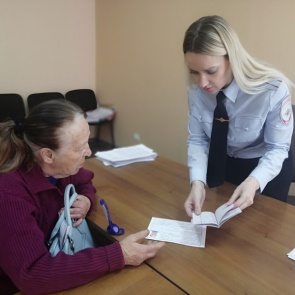 Сотрудники полиции Ачинска восстановили женщине документы, утратившие при пожаре в Большеулуйском районе