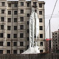 Китаец превратил многоквартирный дом в гигантскую сосульку