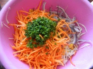 Капустный салат с морковью и кукурузой