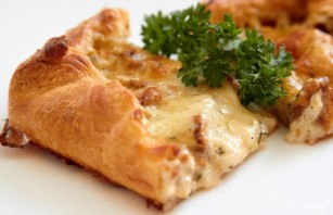 Пирог с грибами, сметаной и сыром