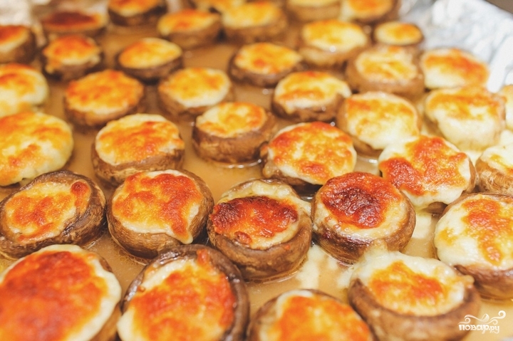 Шампиньоны с сулугуни