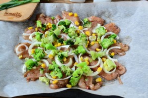 Пицца из куриного филе с сыром и брокколи