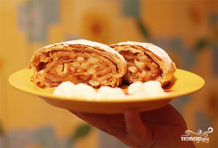 Рулет из слоеного теста с яблоками