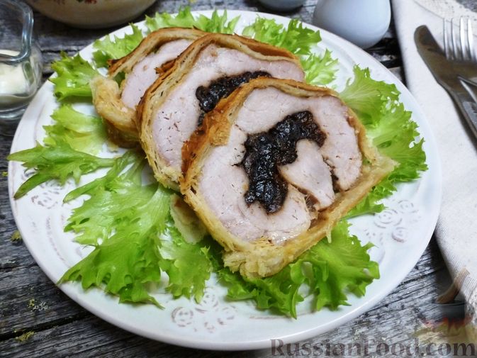 Мясной рулет с черносливом, в слоёном тесте