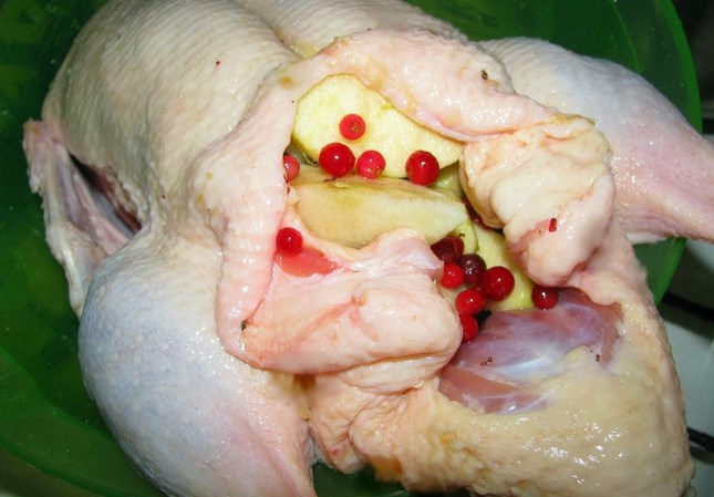 Индоутка в духовке с яблоками