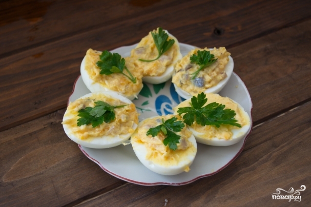 Яйца, фаршированные сельдью
