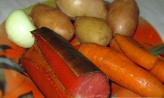 Салат с копченой красной рыбой