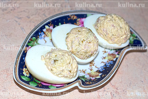 Яйца, фаршированные ветчиной и сыром