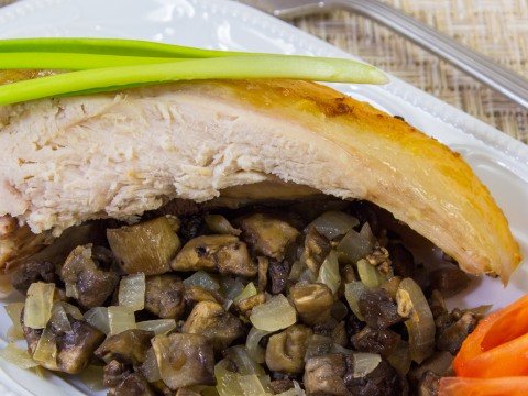 Курица, фаршированная грибами