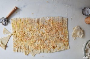 Сырные палочки из слоеного теста