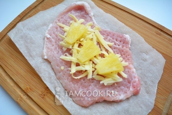 Рулетики из свинины с ананасами и сыром