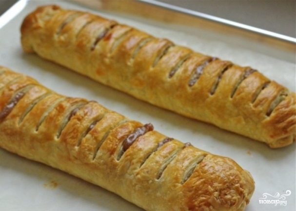 Рулет из слоеного теста с яблоками