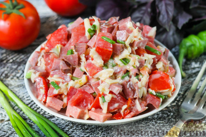 Салат "Гусарский" с колбасой, помидорами и сыром