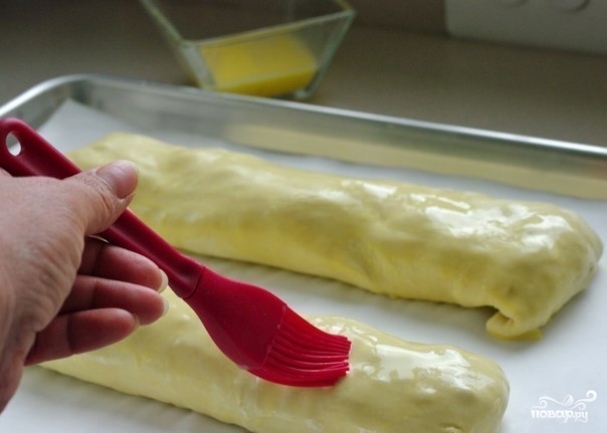 Рулет из слоеного теста с яблоками