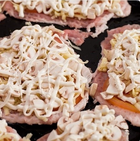 Мясо по-купечески с грибами