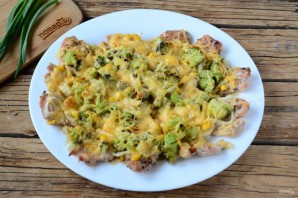 Пицца из куриного филе с сыром и брокколи