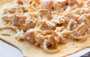 Пирог с грибами, сметаной и сыром