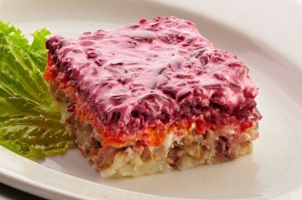 Слоеный салат со свеклой